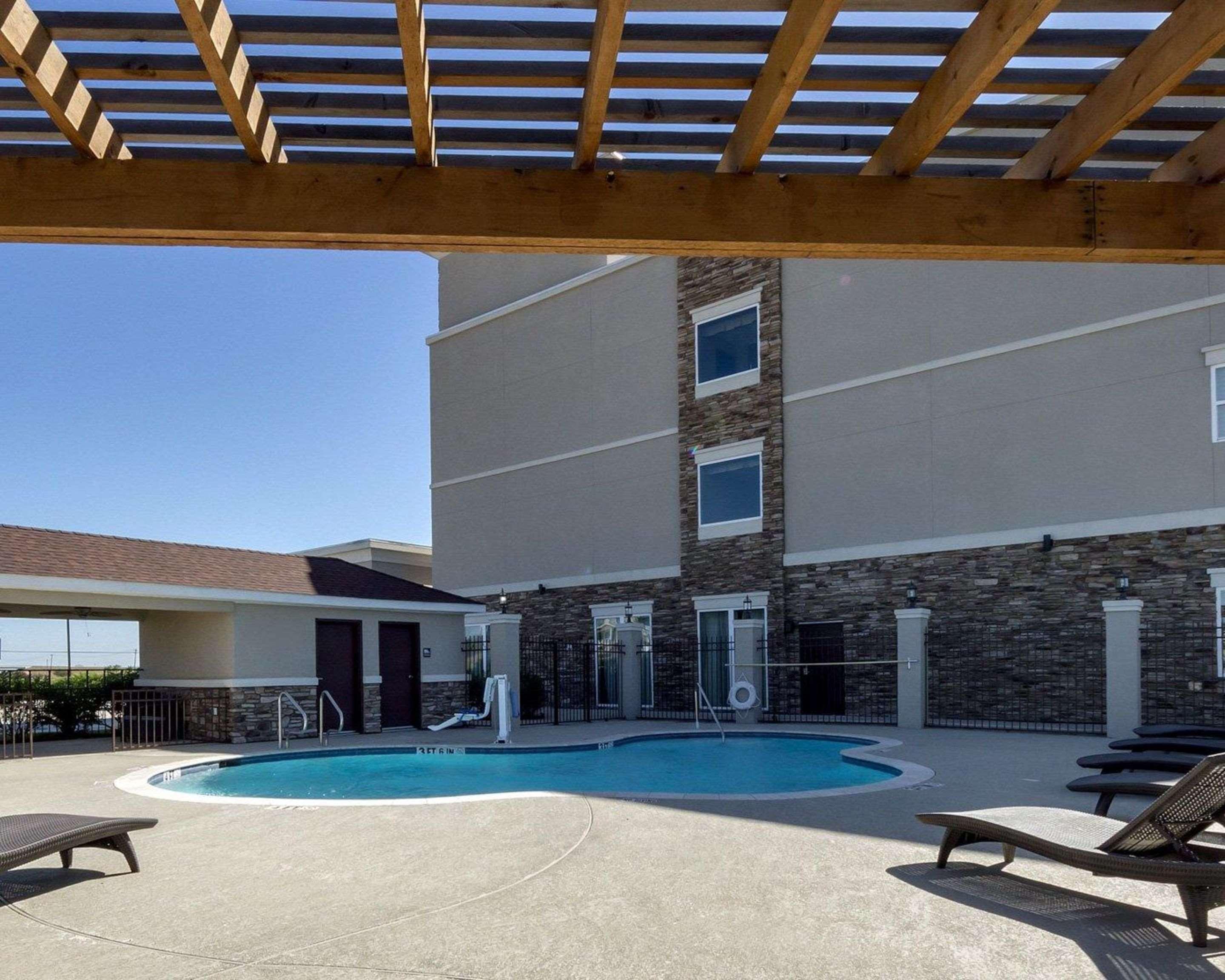 Quality Inn & Suites Victoria East Exterior foto